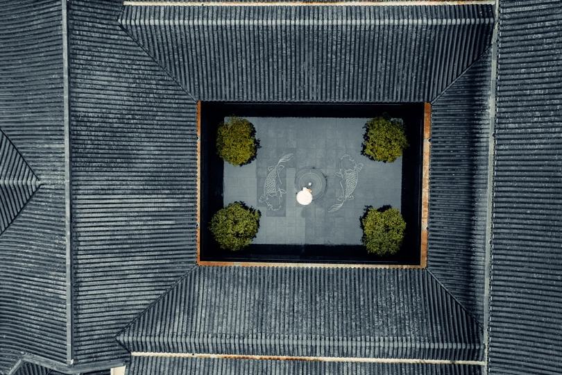 一个小院子的空中视角 一座建筑