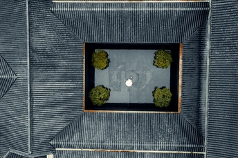 一个小院子的空中视角 一座建筑