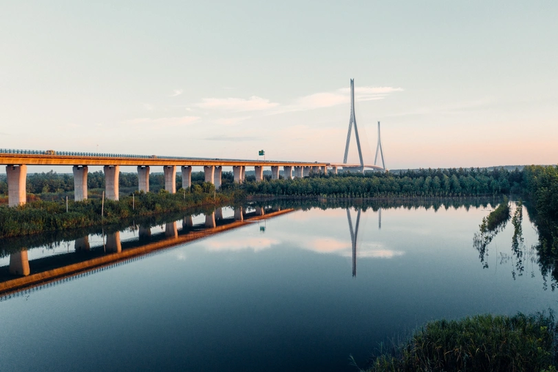 一条横跨在水上的长桥