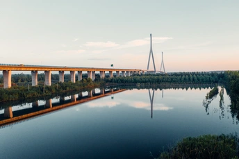 一条横跨在水上的长桥