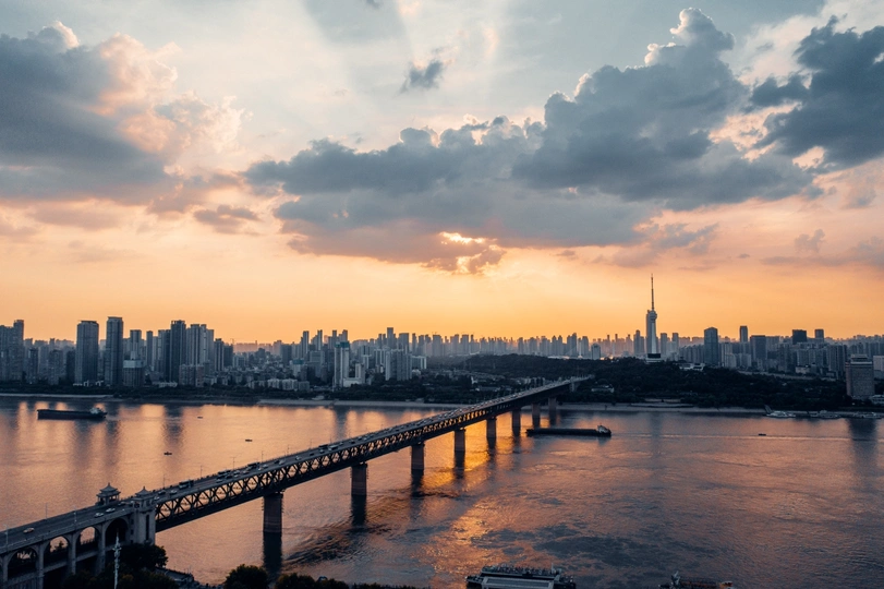 河上的桥 背景是城市