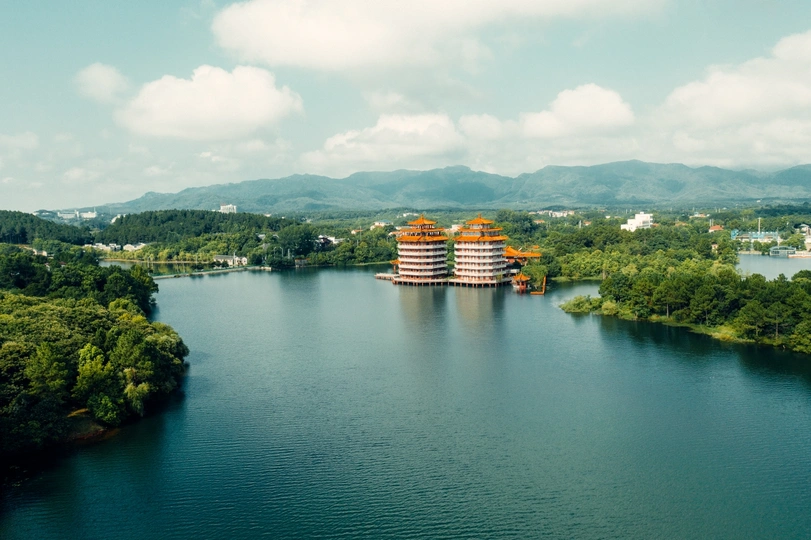 一个被城市环绕的湖泊中的大岛