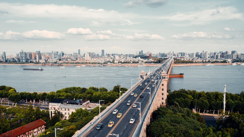 河上的桥上停着汽车 远处是城市的一个 aerial view
