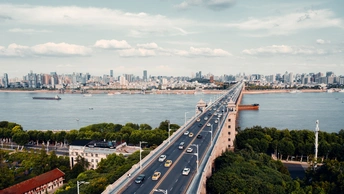 河上的桥上停着汽车 远处是城市的一个 aerial view