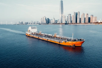 背景中有一艘大型船和水城