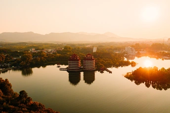 城市中的湖泊和前景中的建筑在夕阳或日出时的美景