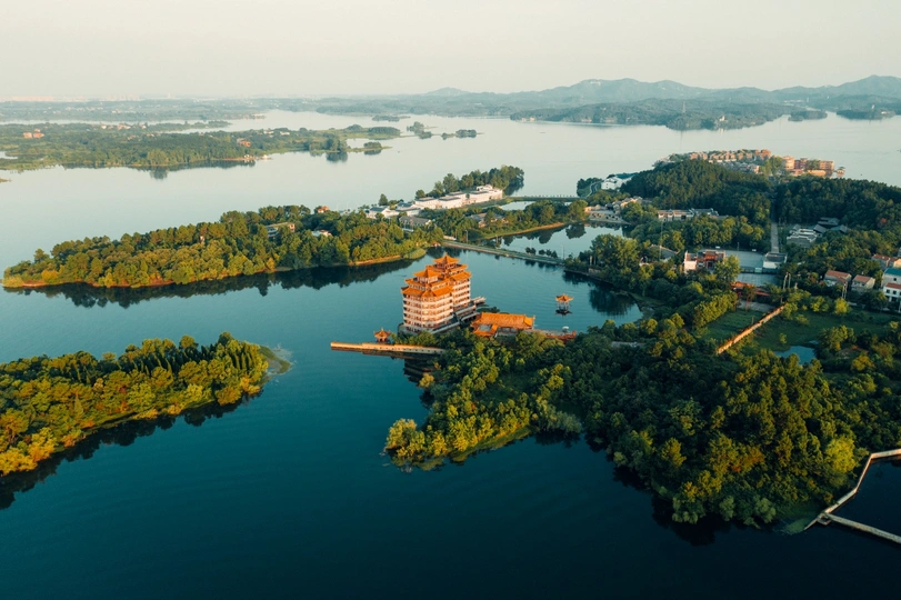 湖泊周围的岛屿 aerial view