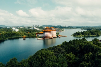 河中的大型建筑