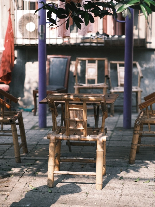 一把木桌子 一把椅子 在遮阳伞下