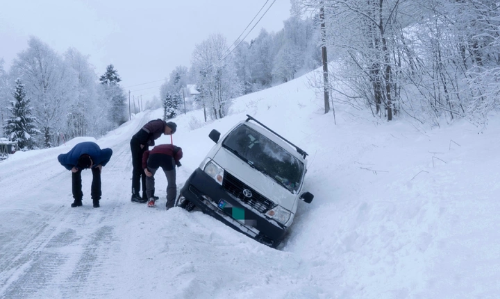 雪中车祸