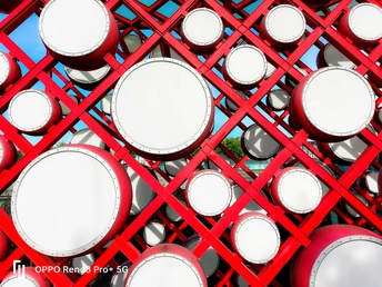 上面有白色球的红墙