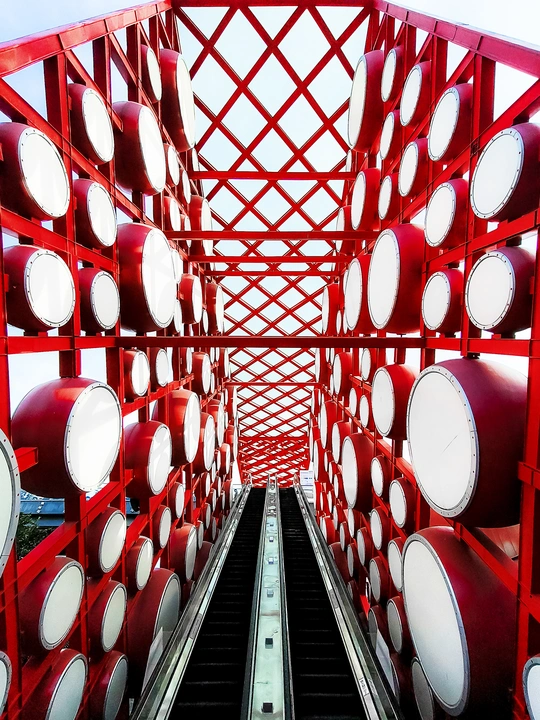 通往红色建筑的自动扶梯