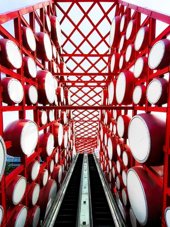 通往红色建筑的自动扶梯