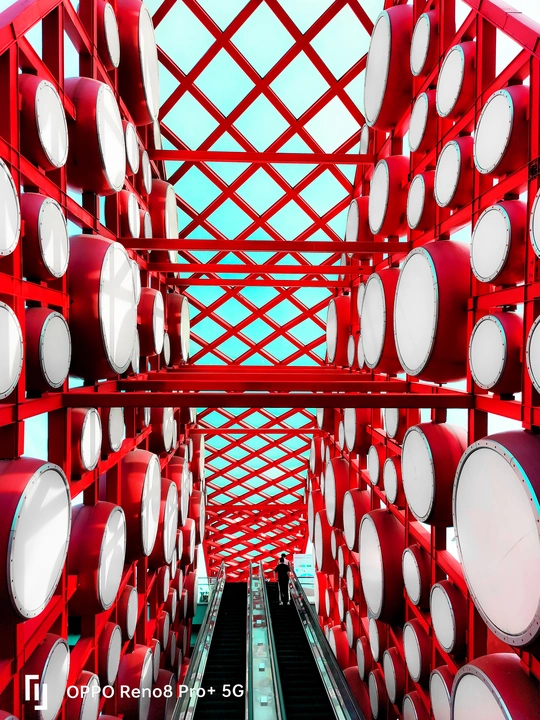 由红色桶和管道制成的三维结构