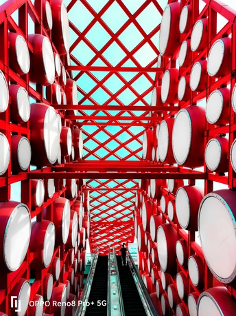 由红色桶和管道制成的三维结构