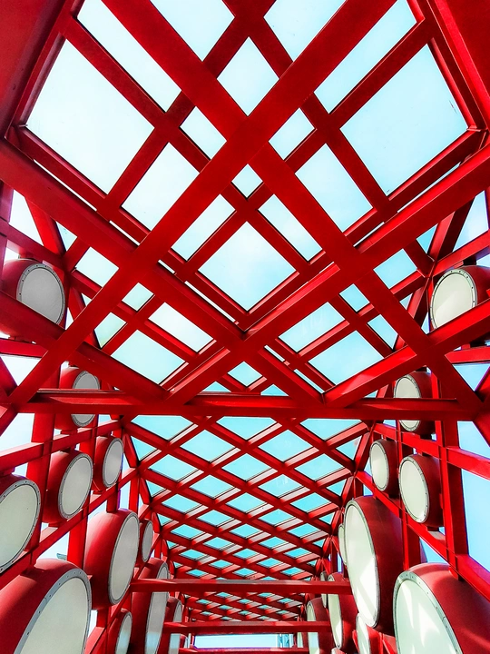 蓝天衬托下的红色屋顶