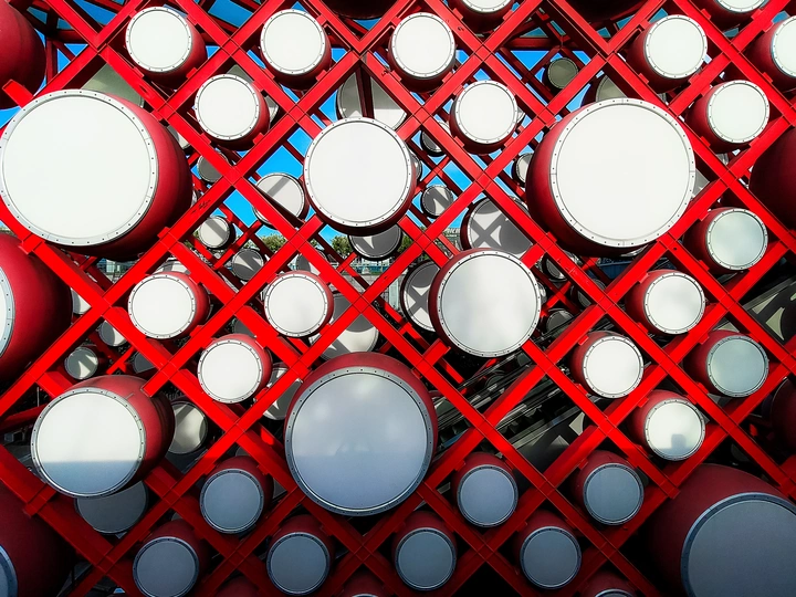 墙上挂着灯的红色球