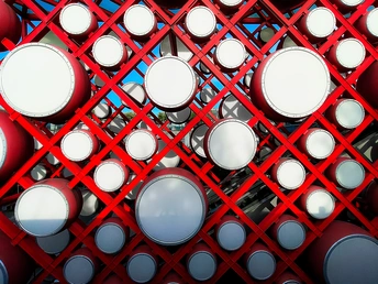 墙上挂着灯的红色球