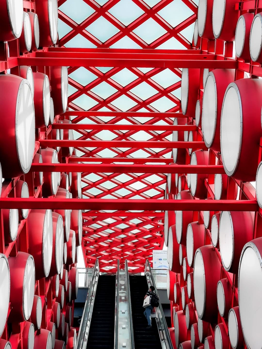 红色建筑内的自动扶梯