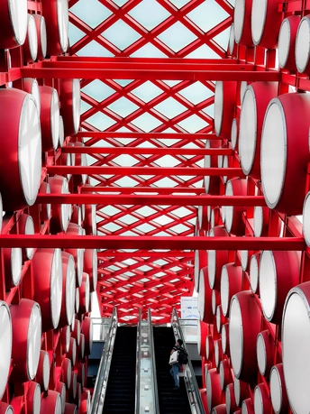 红色建筑内的自动扶梯