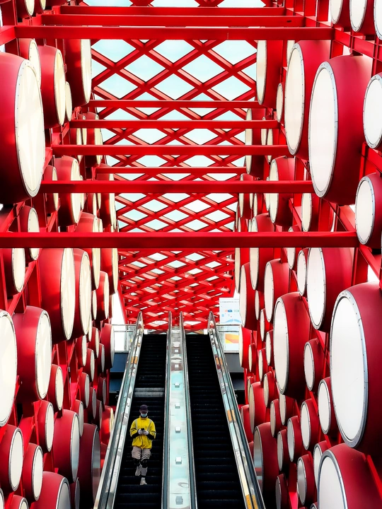 穿过红色建筑的自动扶梯