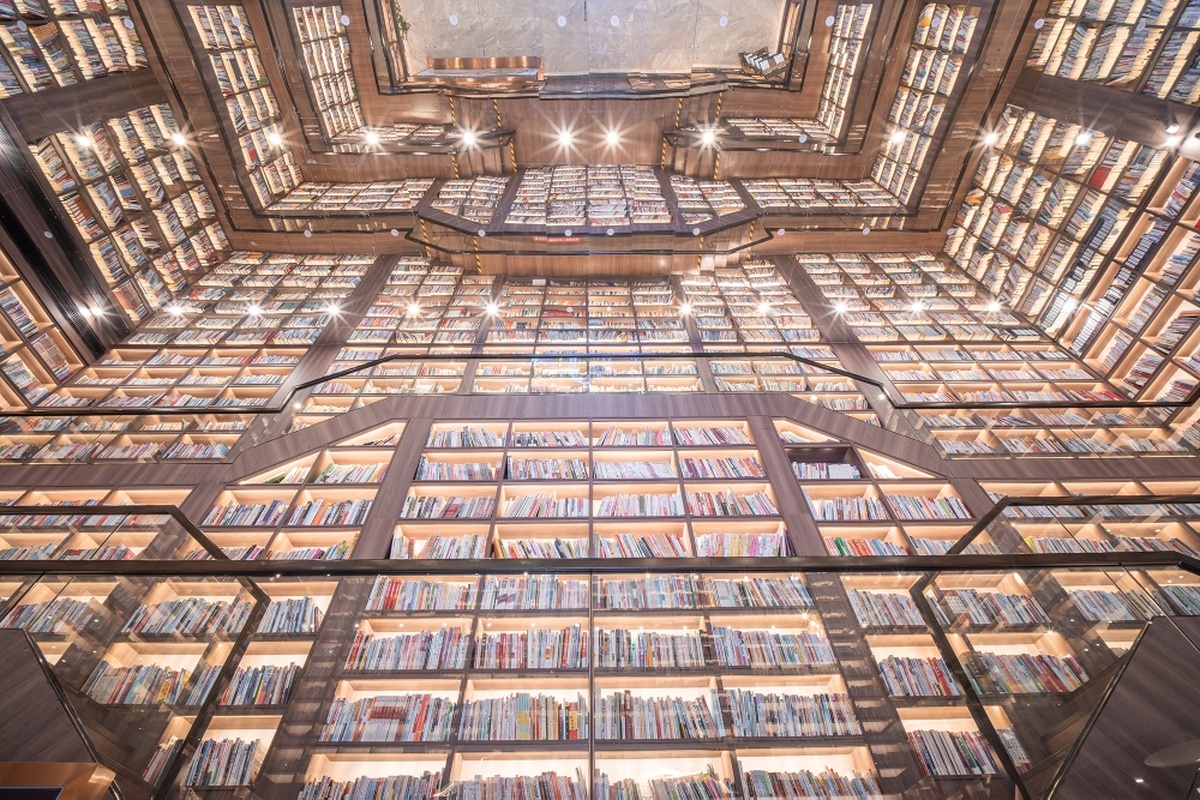 许多书的图书馆的天花板