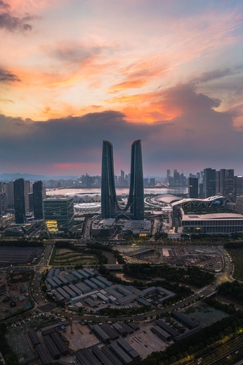 日落时分的城市 前景是高楼大厦