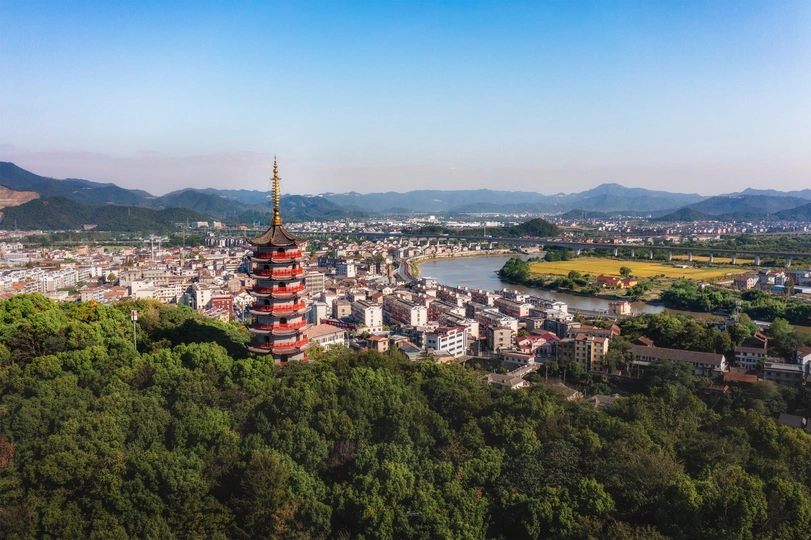 山顶上的一个佛塔 俯瞰城市