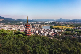 山顶上的一个佛塔 俯瞰城市