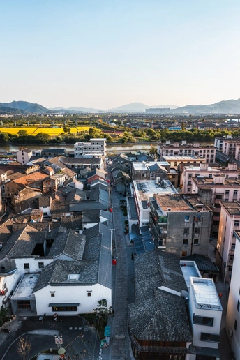 从镇上建筑的屋顶俯瞰