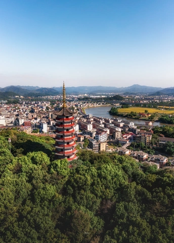 山顶上的大佛塔 俯瞰城市和河流