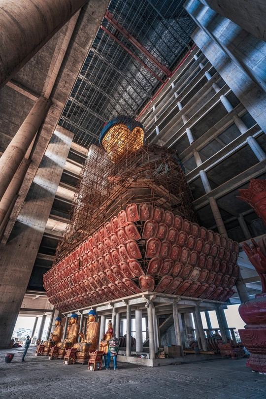 里面有很多篮子的一个大建筑