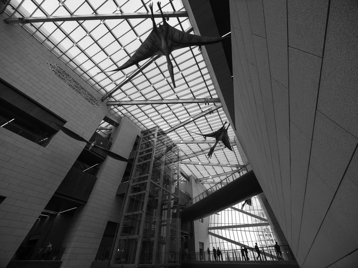 一个大建筑物 有很多窗户 人们从天空中悬挂。