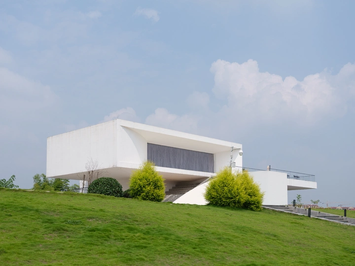 草地上的一座现代白色房子 绿草如茵