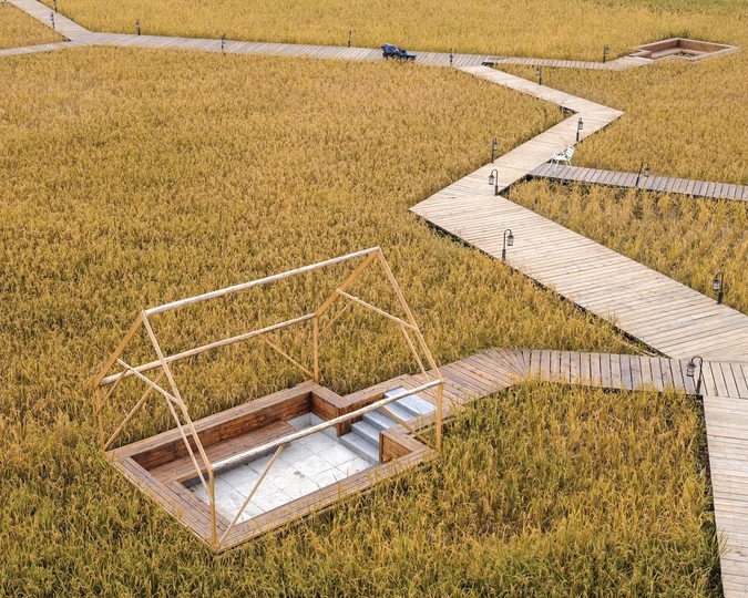 木板路通向一片农田