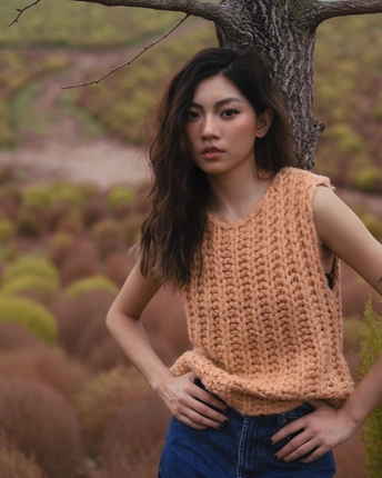 站在森林中的一棵树旁的妇女