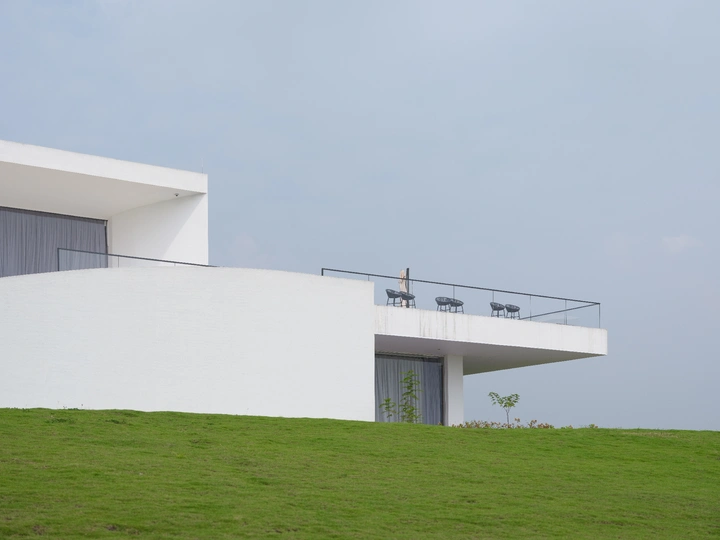 一片草地上的白宫 阳台俯瞰着绿色的田野