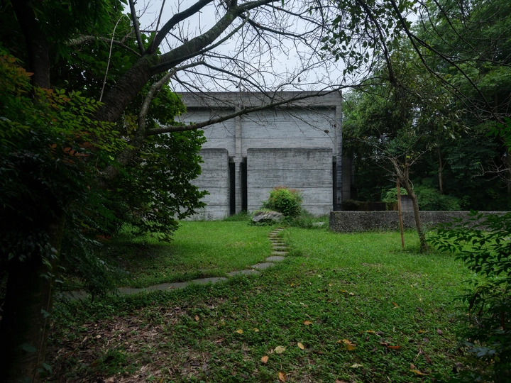 门前有很多树的房子