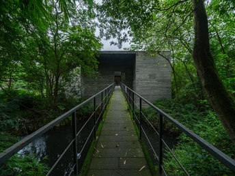 进入隧道的小桥