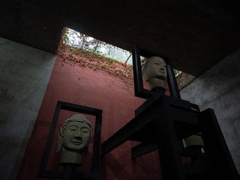 一个带红色墙壁和一个有头像雕塑的窗户的房间