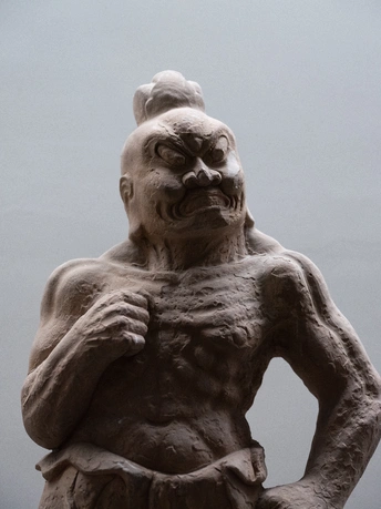 一位表情悲伤的男人雕像