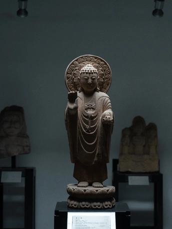 一尊作者的蓝色房间里的雕像