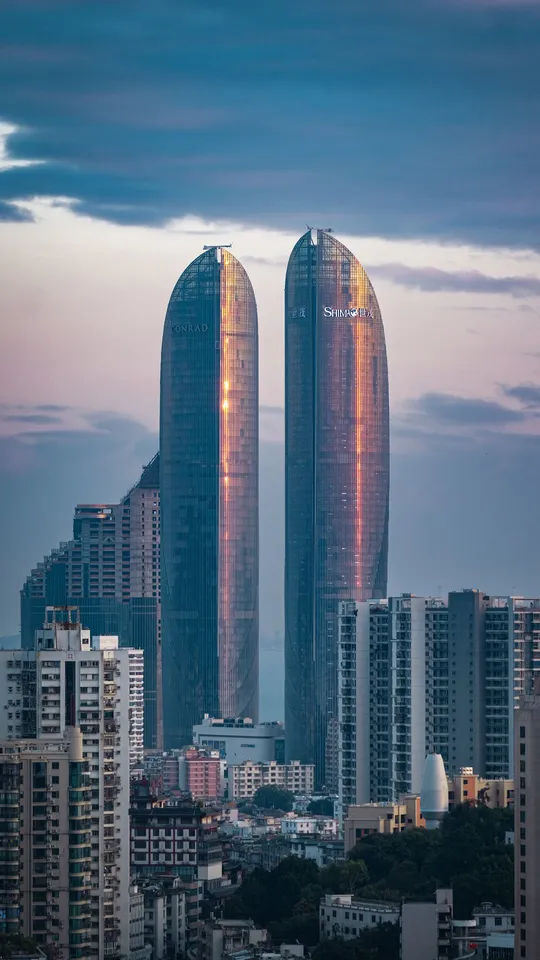 夕阳下的城市 前景中有高楼大厦。