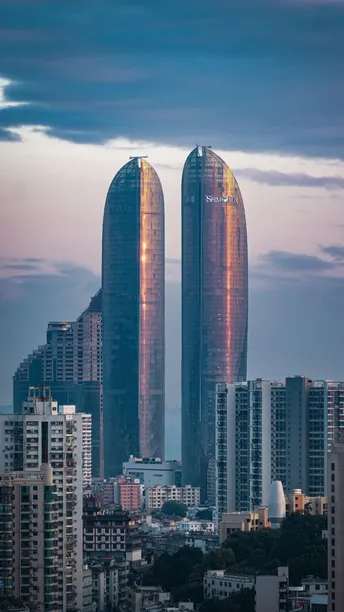 夕阳下的城市 前景中有高楼大厦。