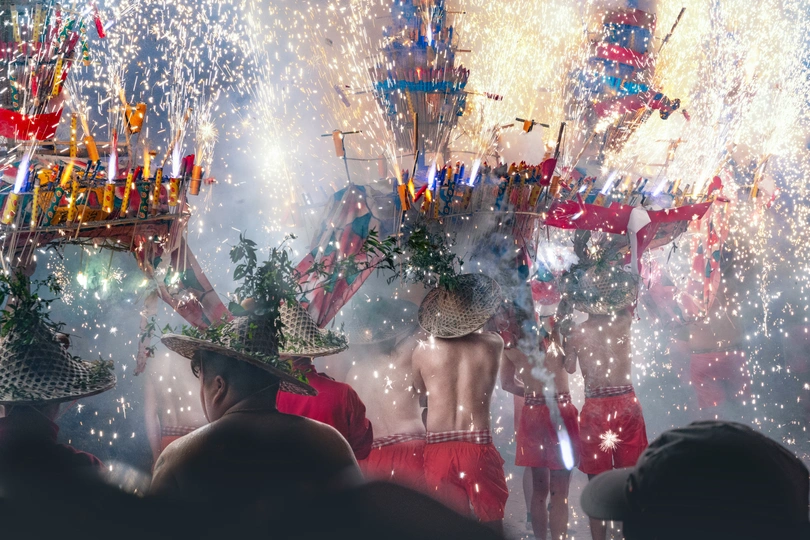 观看一场五彩缤纷的烟花表演的人群