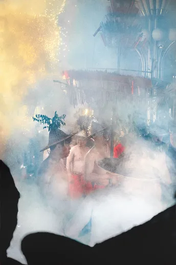 舞台前的人群 烟花和烟雾