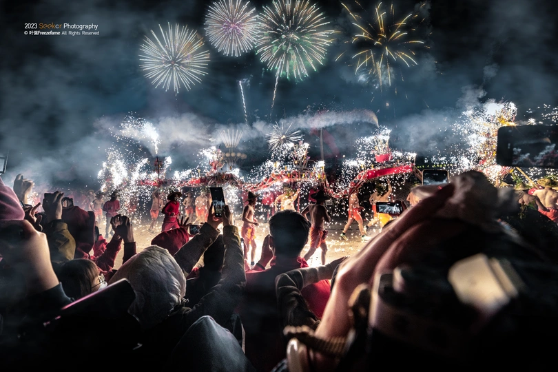 观看烟花表演的大型人群在音乐会现场