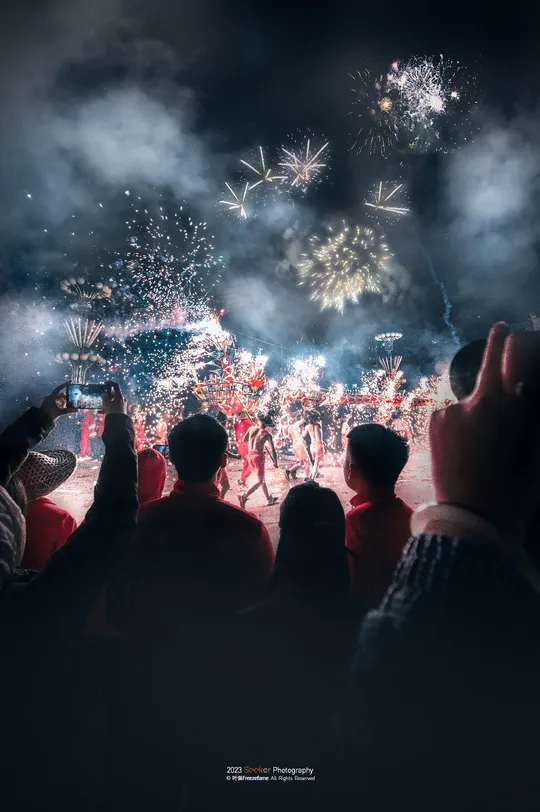 人群观看天空中烟花表演