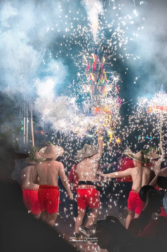 人群在水中观看烟花表演