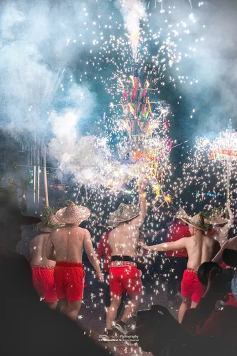 人群在水中观看烟花表演